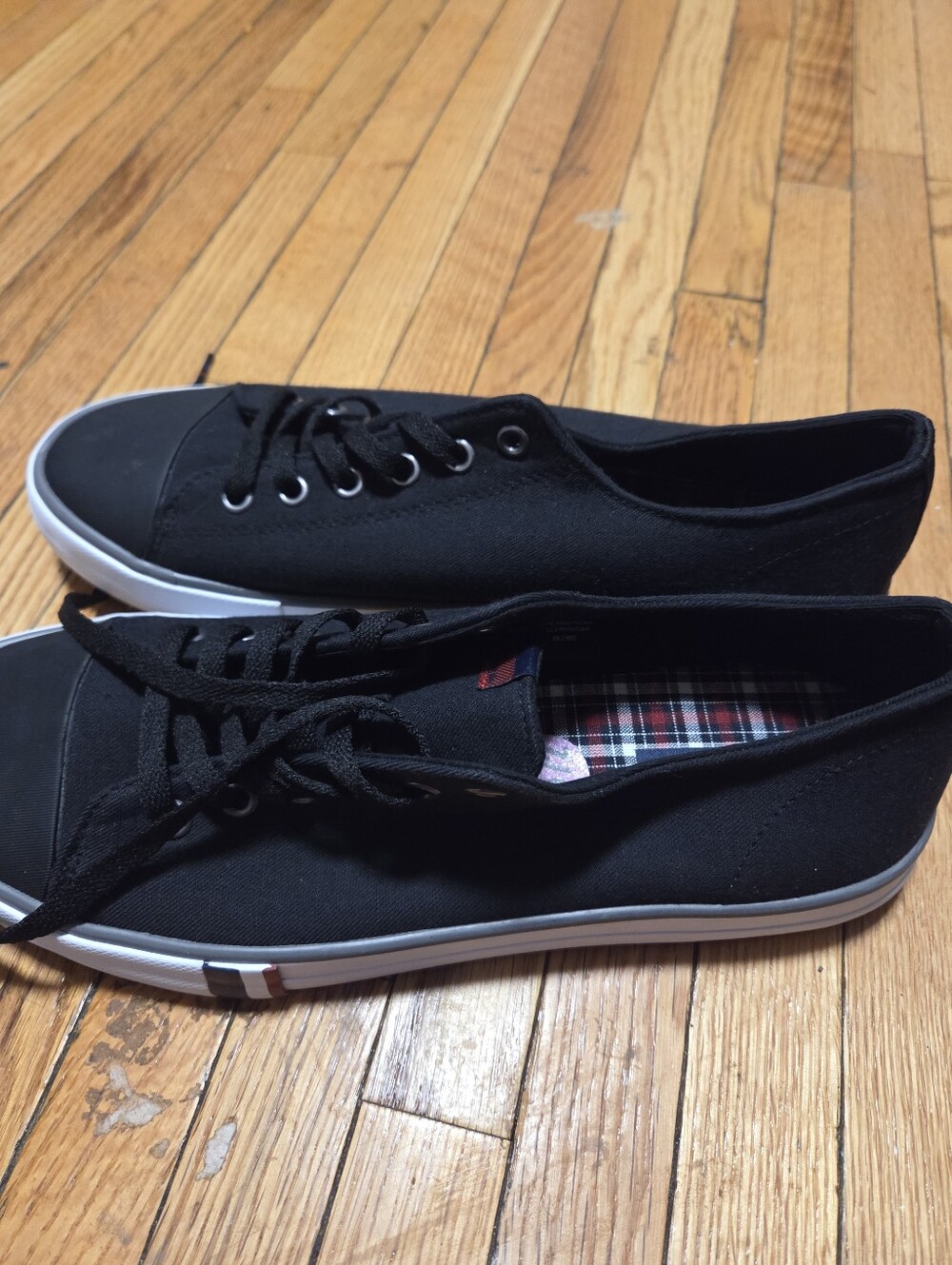 Black Low-Top Women Sneakers